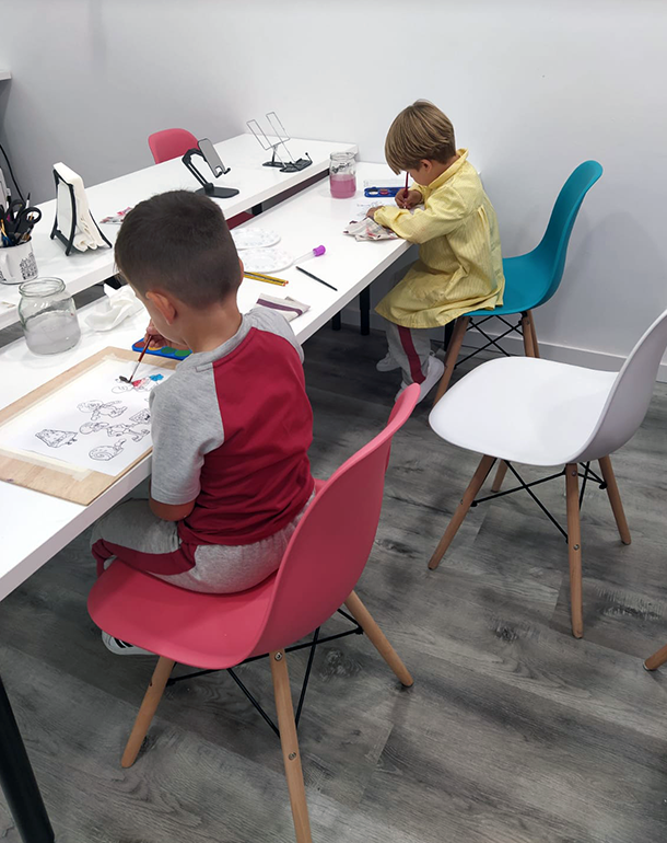 Clase Infantil en aula creativa Arte Gaubert