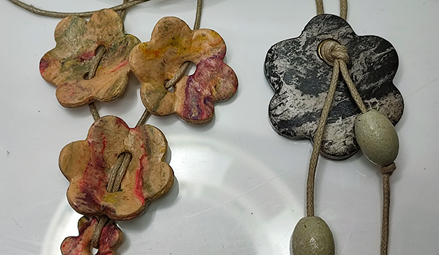 Collar y abalorios con miga de pan