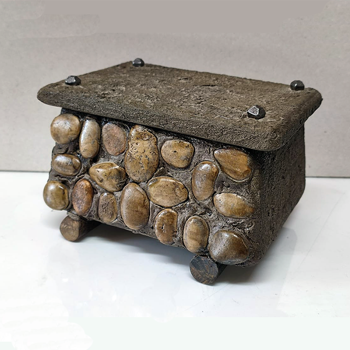 Caja decorada con piedras