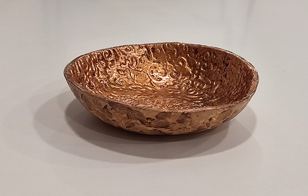 Cuenco de arcilla polimérica y pan de oro