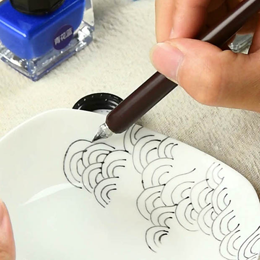 Pintura de esmalte a plumilla sobre cerámica