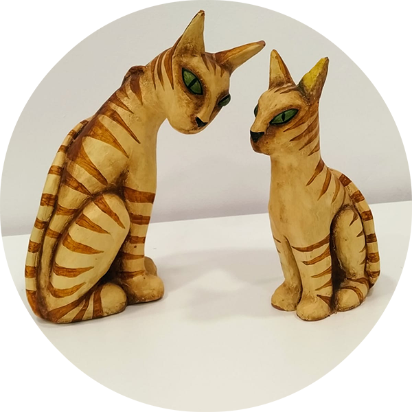 Escultura gatos pintada