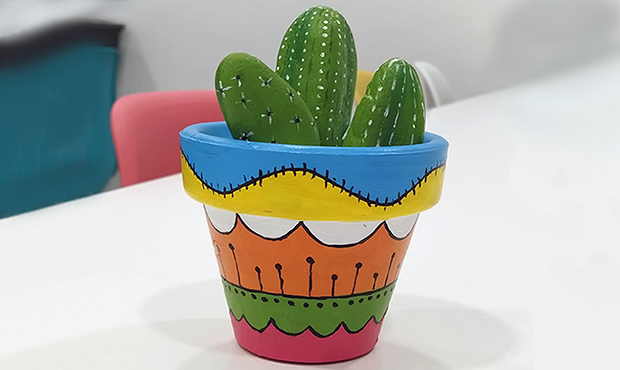 Maceta cactus decorada con pintura
