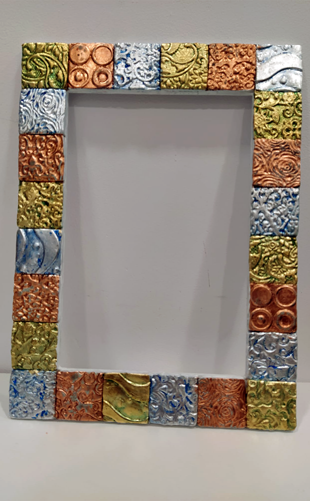 Marco decorado con cerámica fría y láminas metales